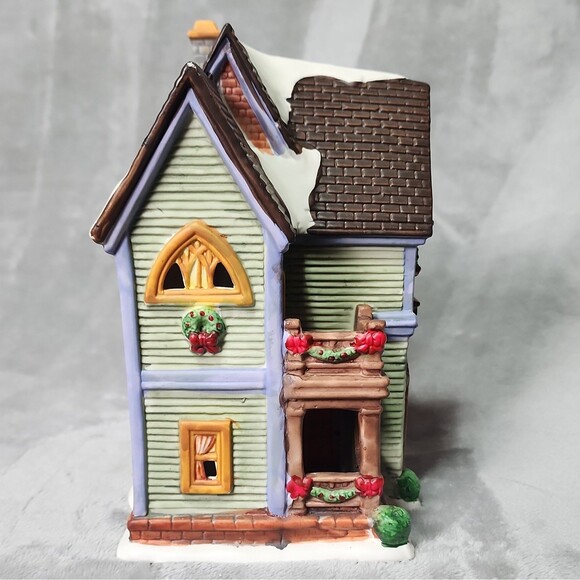 Holiday Traditions Lighted Porcelain House # 997366-MMI - Picture 4 of 8